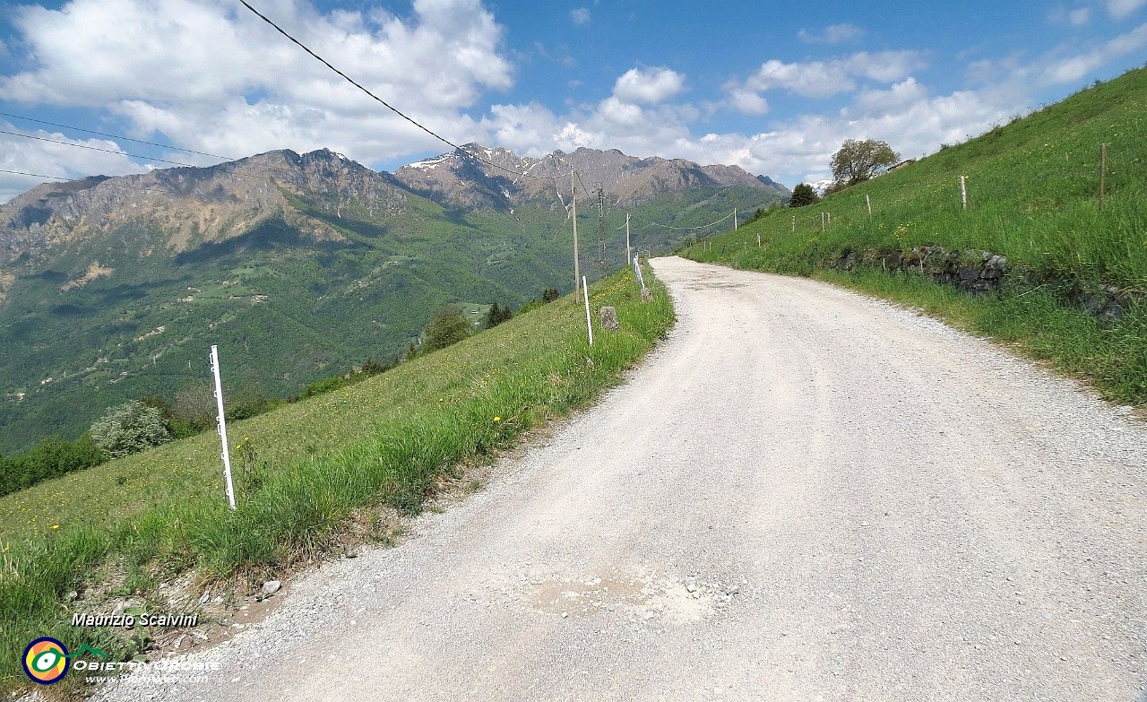 25 Aggancio la strada bianca per Dossena....JPG